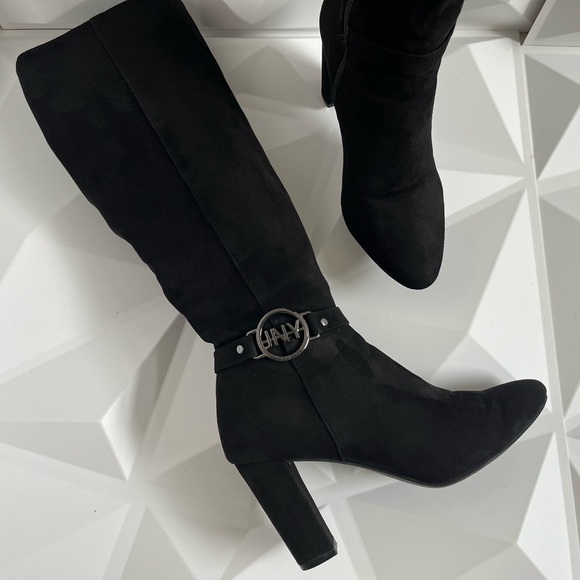 Chic Black Heeled Boots with Logo Accent 📦% - Picture 5 of 7